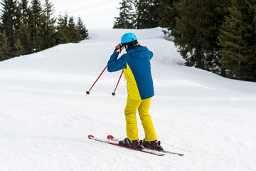 Skifahrer fährt die Piste herunter