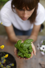 Mujer joven trabajando en jardinería