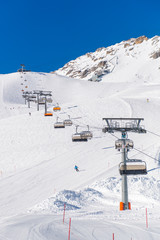 Sessellift in einem Skigebiet in den bayrischen Alpen