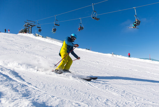 Skifahrer fährt die Piste herunter
