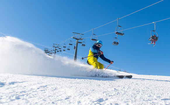 Skifahrer fährt die Piste herunter