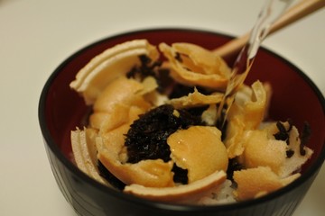お茶漬けにお湯を注いでいる様子