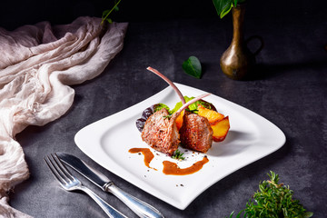 Grilled lamb chops with potatoes