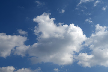 Naklejka na ściany i meble 青空と雲「空想・雲のモンスターたち」あきらめない、背中の上で、負けないなどのイメージ