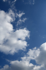  青空と雲「空想・雲のモンスターたち」大切な人の体を気遣う、元気かいと声をかけるなどのイメージ