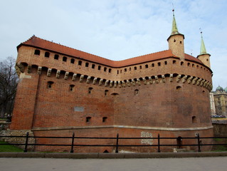 Krakowski Barbakan - średniowieczna fortyfikacja obronna przed murami miasta