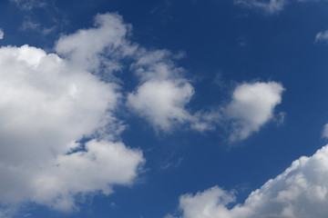 青空と雲「空想・雲のモンスターたち」鼻を突き出す、鼻を突き合わせる、挨拶を交わすなどのイメージ