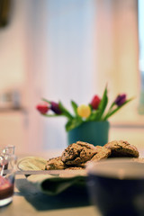 ein Frühstückstisch mit gesunden zutaten und schönen Blumen 