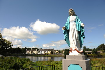 christliche statue in irland