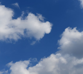  青空と雲「空想・雲のモンスターたち」遊ぼうよ、おーい・何してるの、誘く、勧誘、どこに行くの？などのイメージ