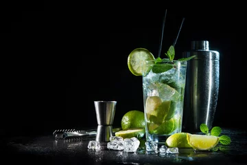 Selbstklebende Fototapete Cocktail Mojito-Cocktail mit frischer Minze, Limette, Eiswürfeln und Bar-Shaker