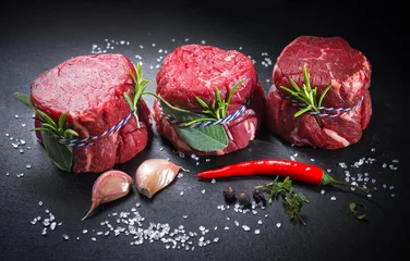 Fotobehang Rauwe ossenhaas steaks mignon op donkere achtergrond © Alexander Raths