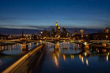 Fototapeta na wymiar Frankfurt Skyline mit Schiff