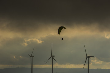 Molinos de viento entre tormentas