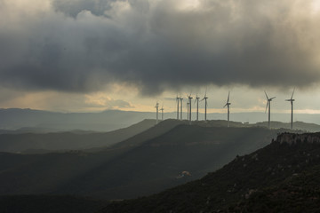 Obraz premium Molinos de viento entre tormentas