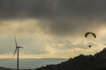 Molinos de viento entre tormentas
