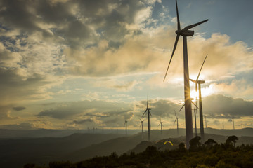 Obraz premium Molinos de viento entre tormentas