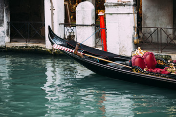 Fototapeta na wymiar Traditional romantic gondola in Venice.
