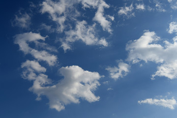 青空と雲「空想・雲のモンスターたち」出会いを大切にする、告白され戸惑う、思い出をつくるなどのイメージ