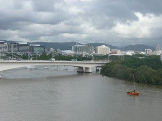 Obraz premium Part from a bridge before shore with residential houses and a sailing yacht