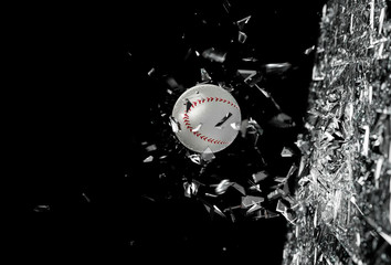 Fondo de concepto de deportes.Pelota de b&eacute;isbol en movimiento atravesando un cristal.Concepto de accion deportiva