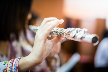 A woman is playing  flute. © No-Te