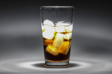 Cola mit Eiswürfeln