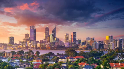 Zelfklevend Fotobehang Perth. Panoramisch luchtfoto stadsgezicht beeld van de skyline van Perth, Australië tijdens dramatische zonsondergang. © rudi1976