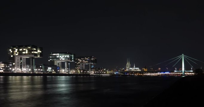 K&ouml;ln / Cologne - Rhein / Rhine - Kranh&auml;user
