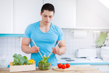 Salat zubereiten essen junger Mann Mittagessen Küche gesunde Ernährung Textfreiraum