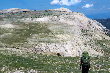 Fototapeta premium Wanderer vor dem Aufstieg auf Hochebene