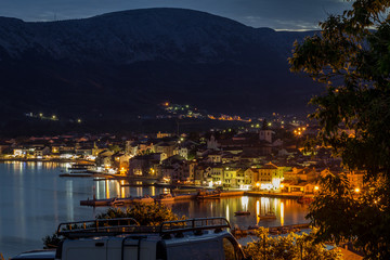 Fototapeta premium Stadt Baska bei Nacht