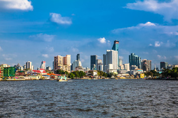 Obraz premium Business district cityscape from Jaopraya river in Bangkok