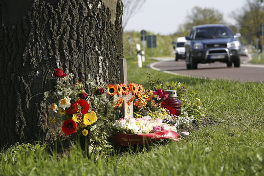 Stra&szlig;enkreuz mit Blumen