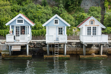 Fototapeta na wymiar Strand- und Badehäser am Oslofjord