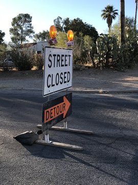 Schilder für Straßensperre und Umleitung mit der englischen Aufschrift "Road closed" und "Detour"