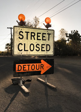 Schilder für Straßensperre und Umleitung mit der englischen Aufschrift "Road closed" und "Detour"