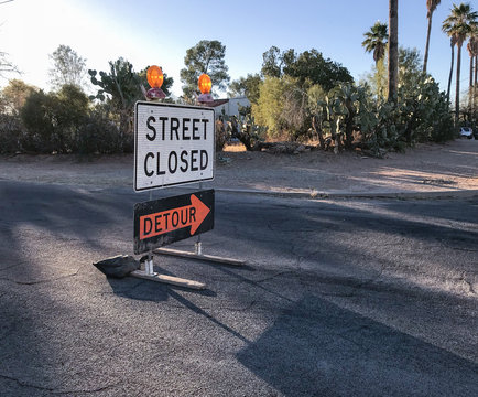 Schilder für Straßensperre und Umleitung mit der englischen Aufschrift "Road closed" und "Detour"