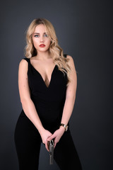  Jeune belle femme tenant un pistolet 
