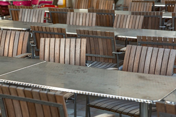 沢山のテーブルと椅子