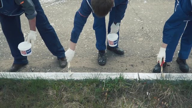 Workers paints the border of the brush creates a beautiful, ennobling territory