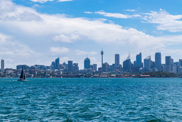 Fototapeta premium Sailboat on the Sydney skyline
