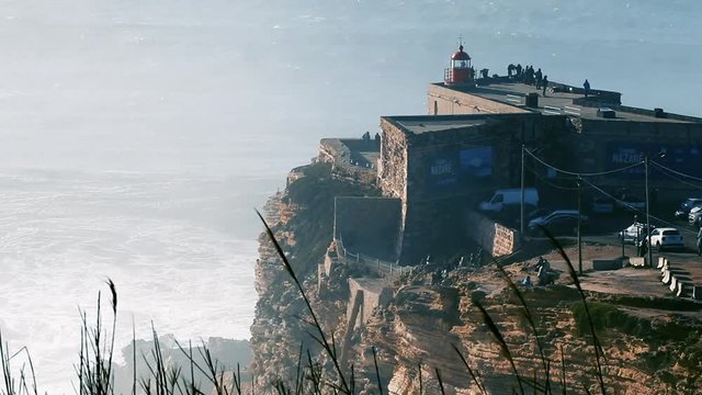 Vista do Farol da Nazar&eacute; no canh&atilde;o da Praia do Norte