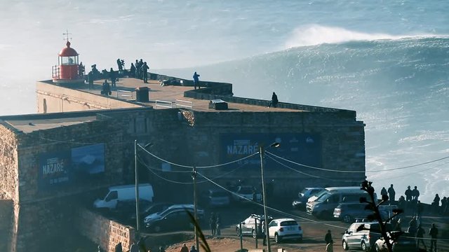 Vista do Farol da Nazar&eacute; no canh&atilde;o da Praia do Norte