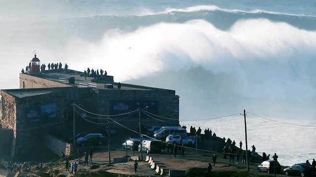 Vista do Farol da Nazar&eacute; no canh&atilde;o da Praia do Norte