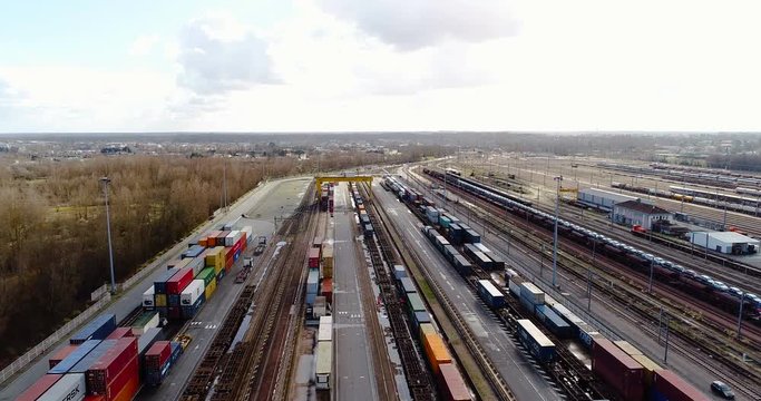 train de marchandise et voie ferr&eacute;e en vue ar&eacute;rienne 