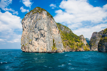 Naklejka premium Cliffs and the clear sea in Phi Phi islands, Thailand