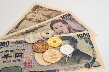 日本円の札と小銭