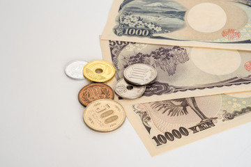 日本円の札と小銭