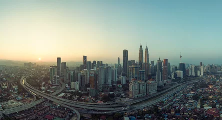 Gordijnen Panorama luchtfoto in het midden van de skyline van Kuala Lumpur, de zonsopgangscène in de vroege ochtend, Maleisië. © jamesteohart